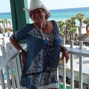 Meet your Posher, Debi